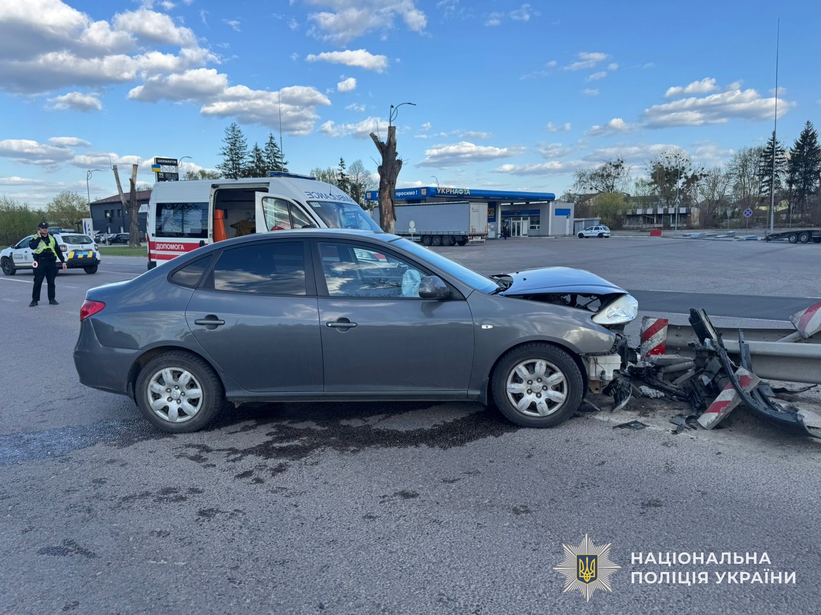 Біля Львова водійка Hyndai вʼїхала у відбійник і загинула: фото з місця ДТП.