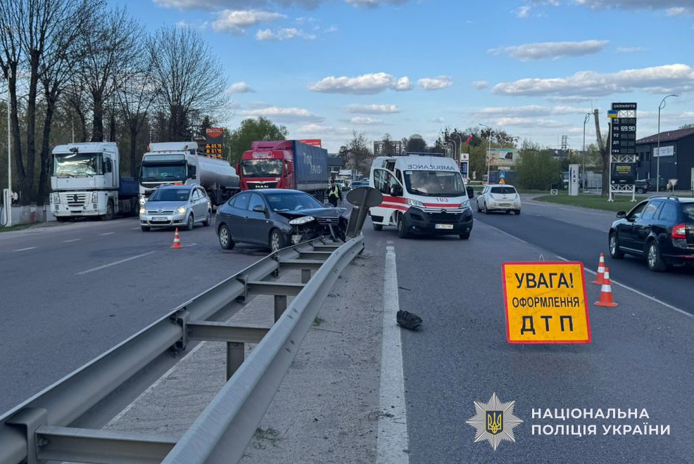 Біля Львова водійка Hyndai вʼїхала у відбійник і загинула: фото з місця ДТП.