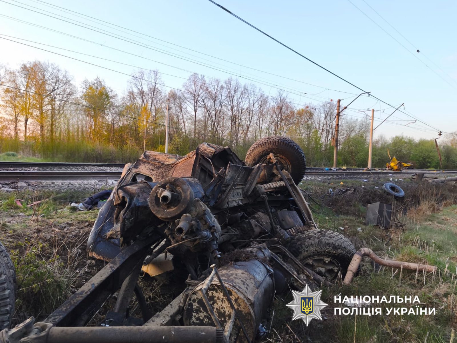 На Львівщині поїзд зіткнувся з автокраном і зійшов з колії, є загиблі: фото.