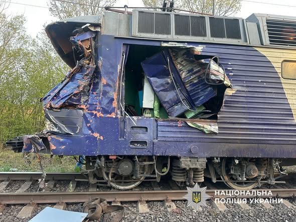 На Львівщині поїзд зіткнувся з автокраном і зійшов з колії, є загиблі: фото.