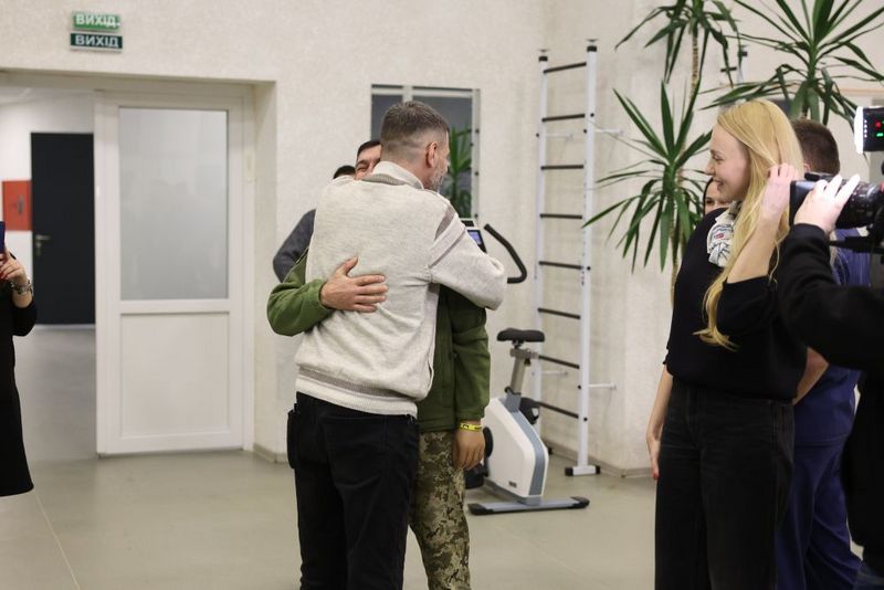 Ольга Полякова і Михайло Діанов приїхали до Львова і передали 2,5 млн гривень для Реабілітаційного центру НЕЗЛАМНІ.