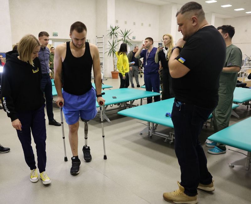 Ольга Полякова і Михайло Діанов приїхали до Львова і передали 2,5 млн гривень для Реабілітаційного центру НЕЗЛАМНІ.