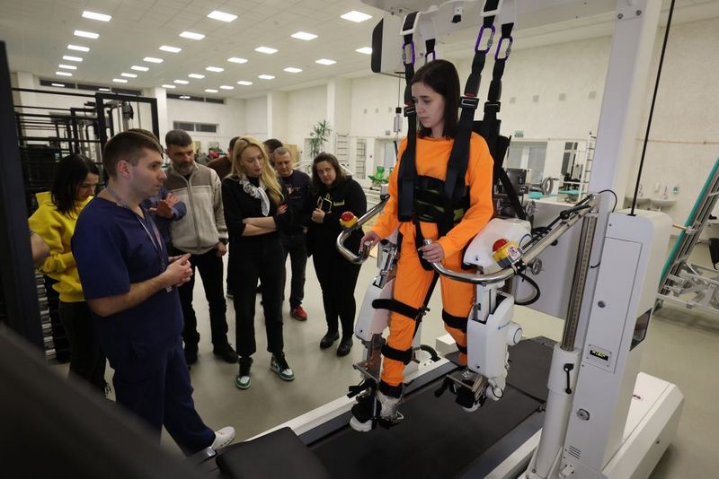 Ольга Полякова і Михайло Діанов приїхали до Львова і передали 2,5 млн гривень для Реабілітаційного центру НЕЗЛАМНІ.