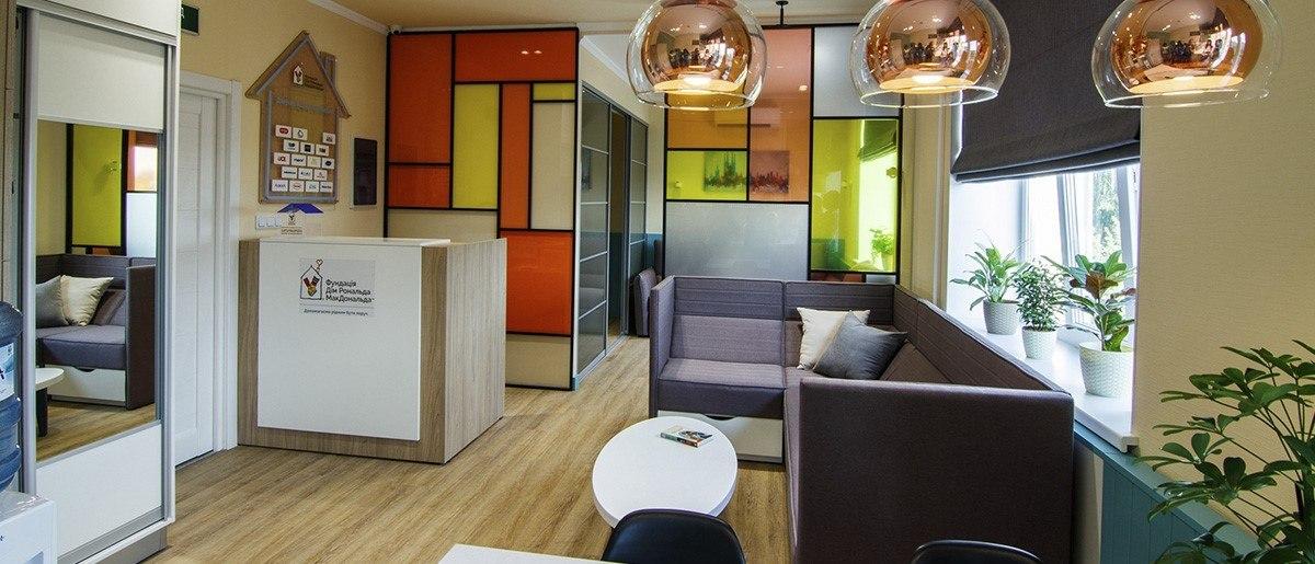 Не лише в коридорах: де в українських лікарнях можуть перебувати батьки хворих дітей.