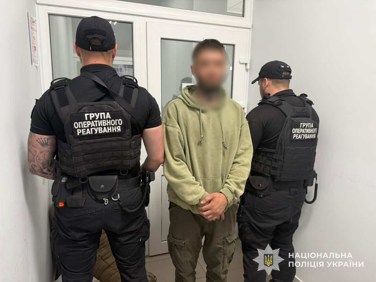 Біля стадіону у Золочеві чоловік підірвав гранату.