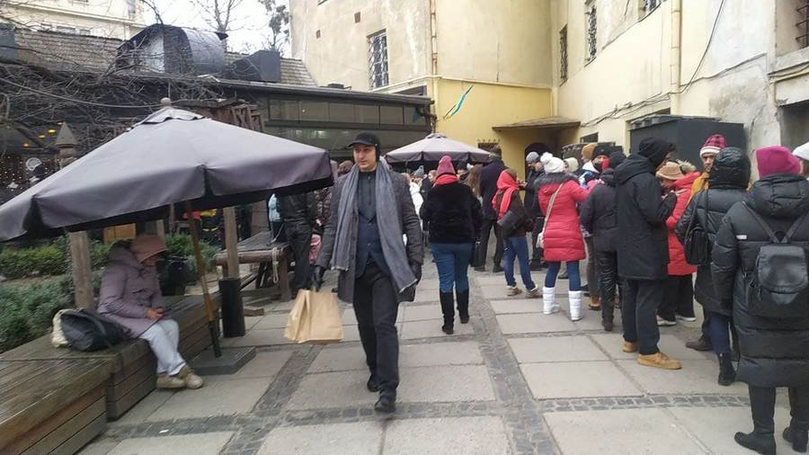 Черга у «Першу львівську грильову ресторацію м’яса та справедливости»