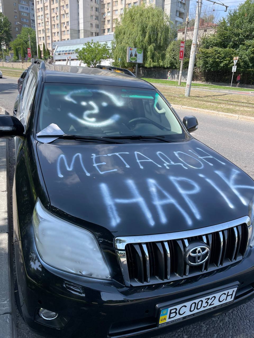 Львів'яни розмалювали водію-наркоману позашляховик.