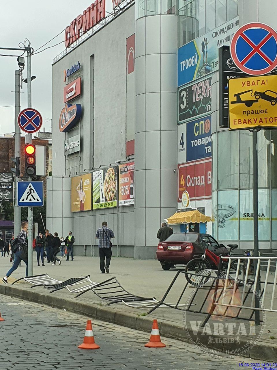 На Городоцькій автомобіль зніс металеву огорожу і врізався у &laquo;Скриню&raquo;. Фото: Pavlo Bodnar.