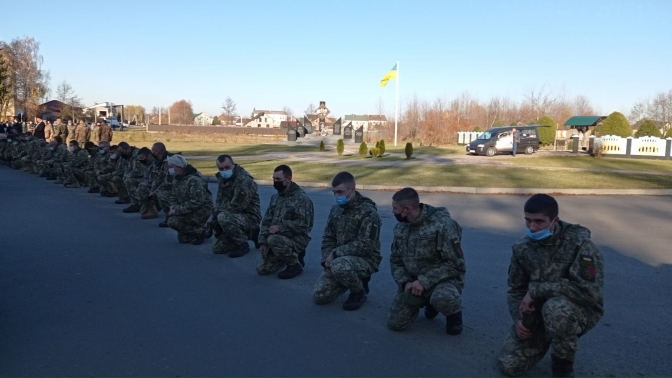 Залишилися дружина та двоє дітей: у Яворові навколішки зустріли Героя Віталія Павлиська. Фото: javoriv-rda.gov.ua