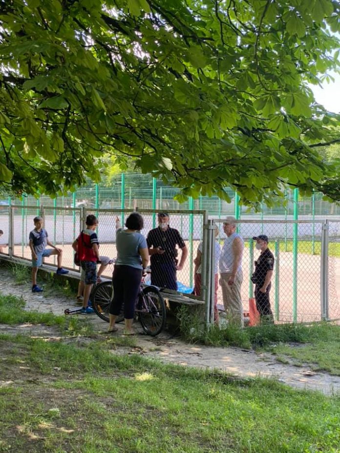 У Львові на стадіоні біля школи знайшли труп. Фото: Андрій Вихопень.