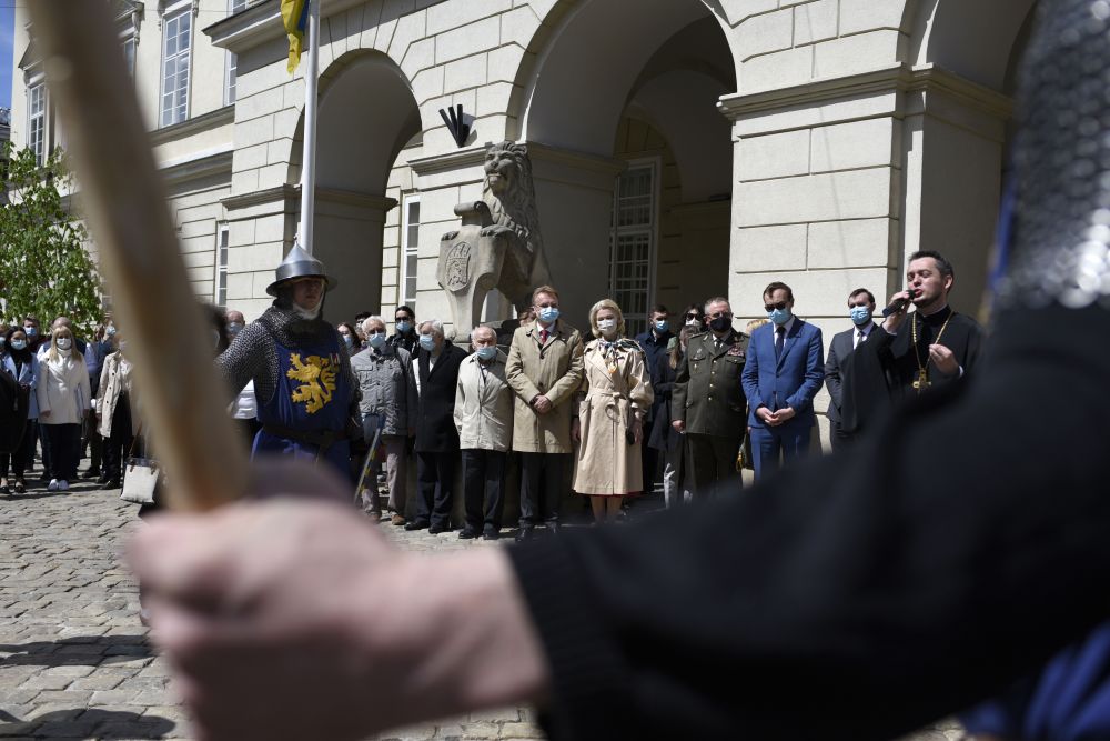 Львову &ndash; 765: на площі Ринок відбулась урочиста церемонія почесної варти. Фото: Львівська міська рада.