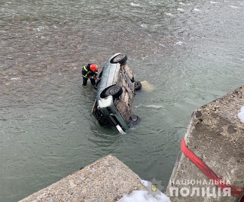 На Львівщині внаслідок падіння автомобіля у річку загинула жінка. Фото: Варта 1.
