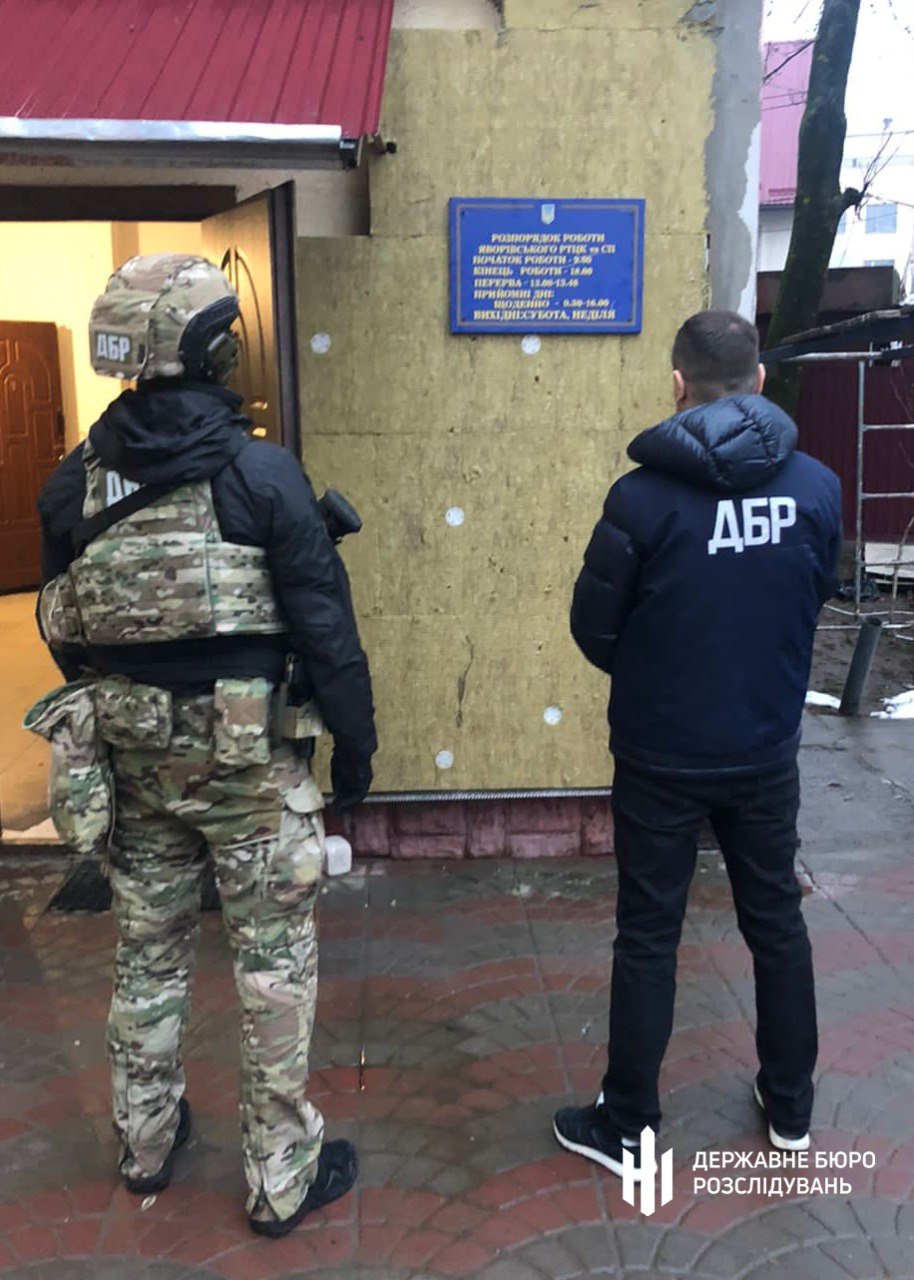 У Львівській області керівник військкомату продавав дозволи на виїзд за кордон.