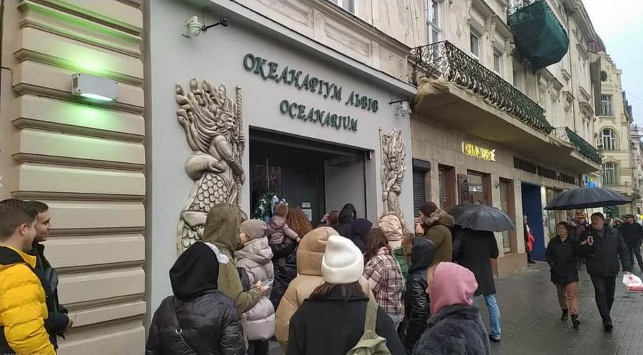 На проспекті Шевченка у Львові виникла довга черга в Океанаріум