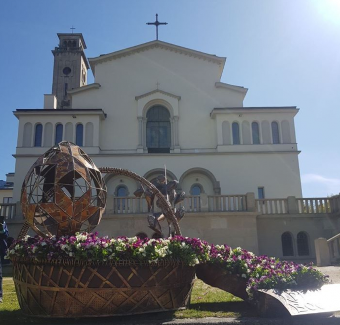 Вартість такої великодньої композиції 97 тисяч гривень. Фото Львівська міськрада.