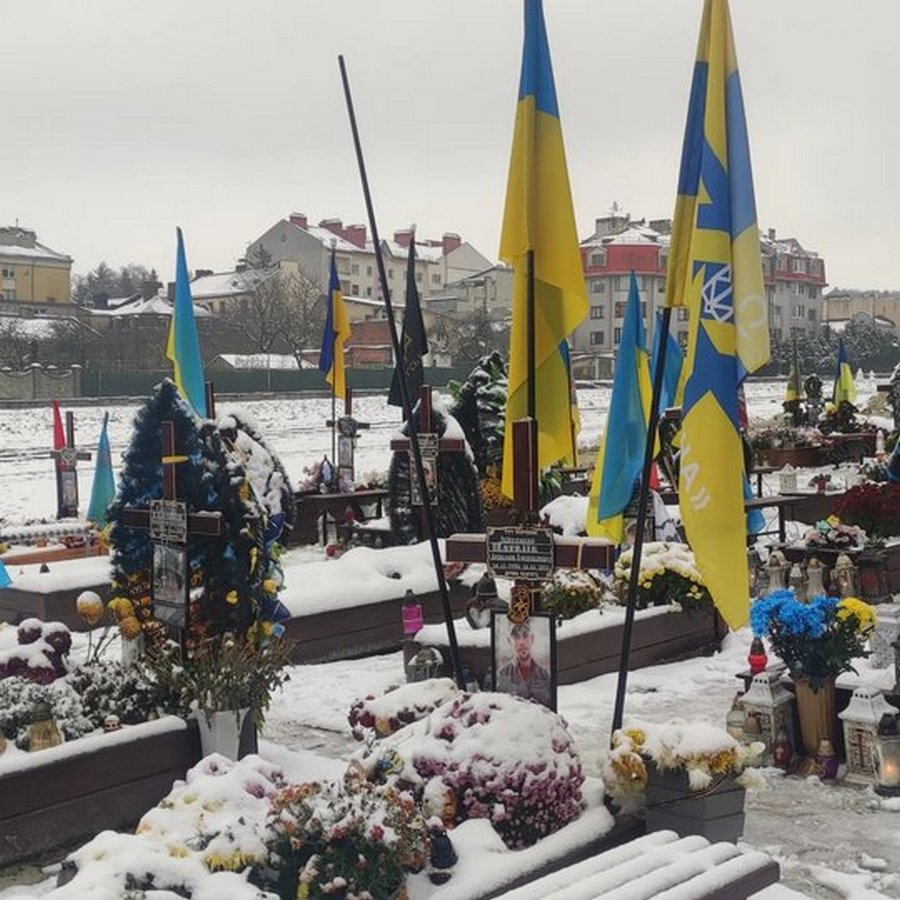 Поліція відкрила кримінальне провадження через наругу над військовими могилами у Львові.