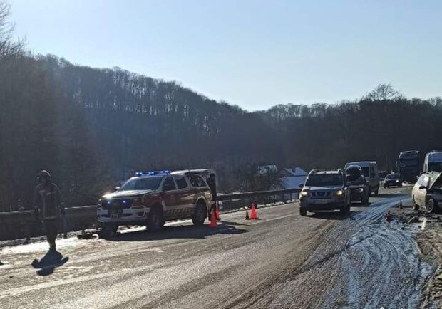 ДТП на об'їзній Львова: загинули чоловік з дитиною, ще двоє &mdash; у лікарні. Фото: поліція Львівщини