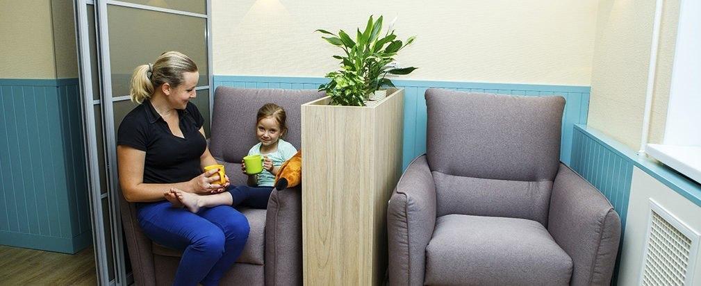 Не лише в коридорах: де в українських лікарнях можуть перебувати батьки хворих дітей.