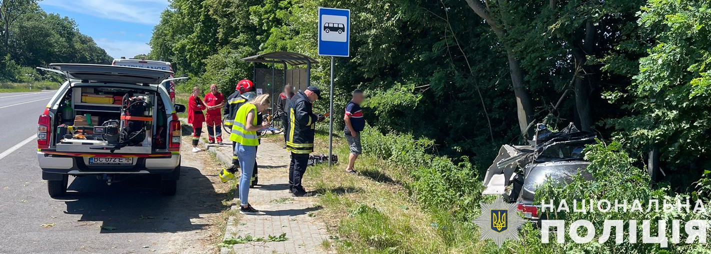 Біля Львова автомобіль в'їхав у дерево, загинули двоє людей: фото і відео з місця ДТП.