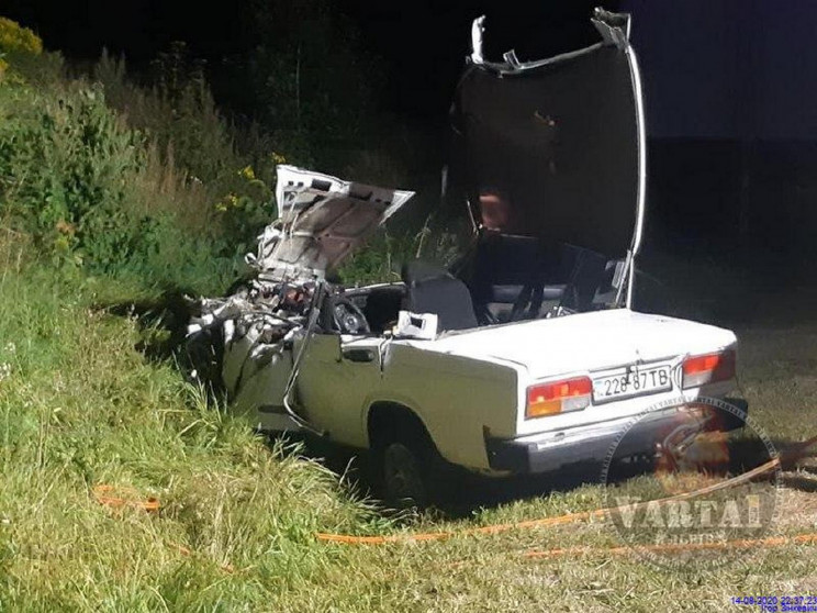 Вирізали рятувальники: біля Львова &ndash; масова ДТП. Фото: Варта 1. 