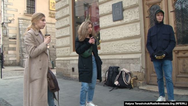 На каву до Львова: евакуйовані з Польщі українці гуляють площею Ринок у Львові.