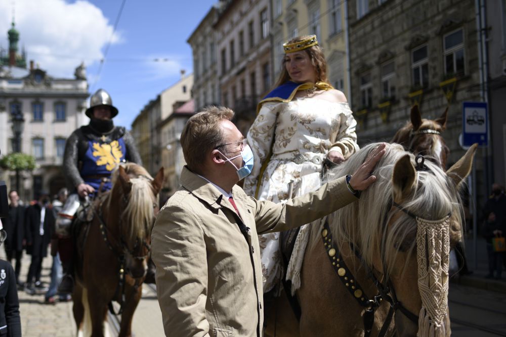 Львову &ndash; 765: на площі Ринок відбулась урочиста церемонія почесної варти. Фото: Львівська міська рада.