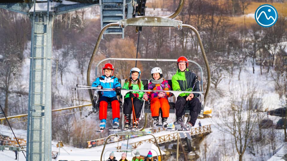 Канатна дорога на Буковиці працює в усі пори року. Гірськолижний комплекс Буковиця. Фото: Bukovytsia