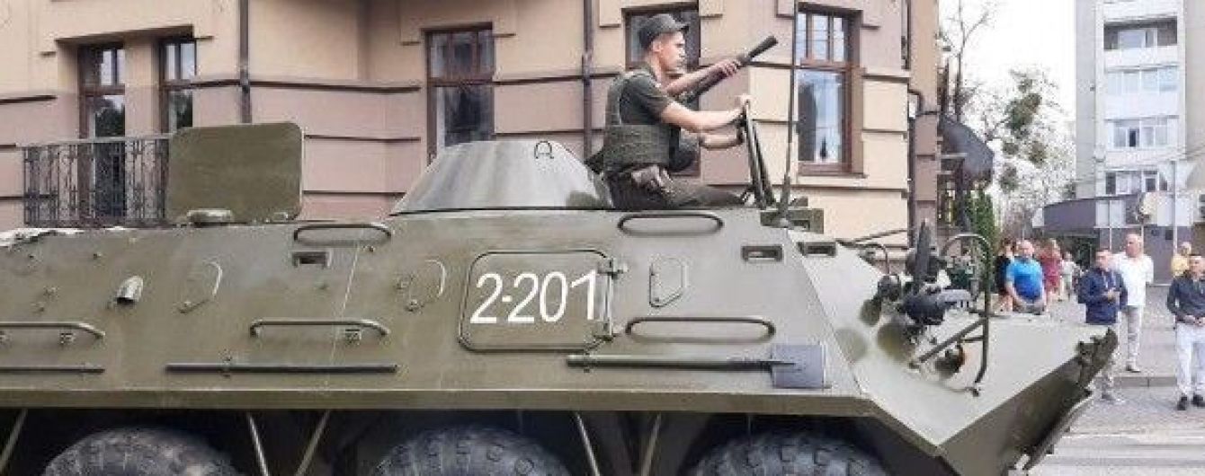 У центр Луцька стягують силовиків і БТРи. Фото: ТСН.