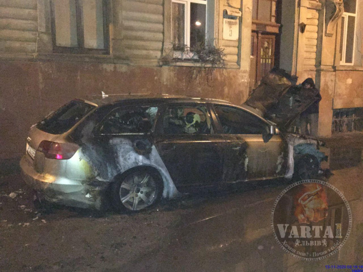 Відео: у центрі Львова згорів до тла автомобіль фото 1