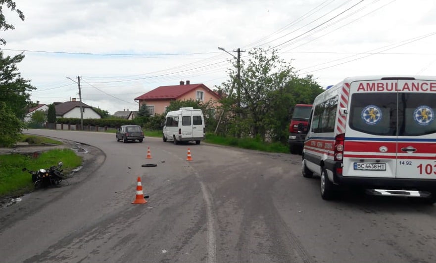 П’яна жінка – біда на трасі: у Жовкві мотоциклістка розтрощила бус. Фото: Варта 1. 