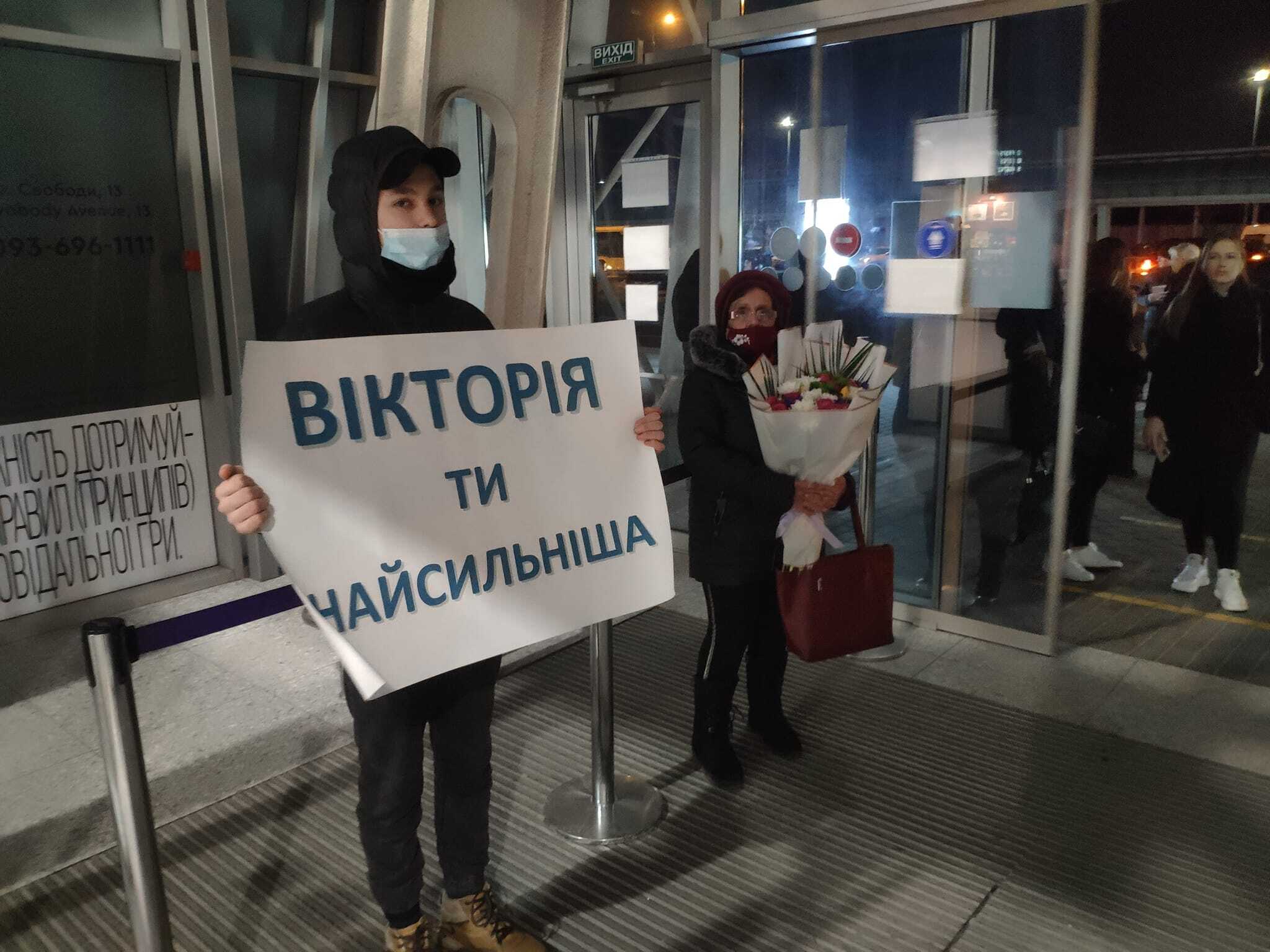 Вболіває вся країна: Вікторія Полюга, отримавши найдорожчий у світі укол, прилетіла до Львова