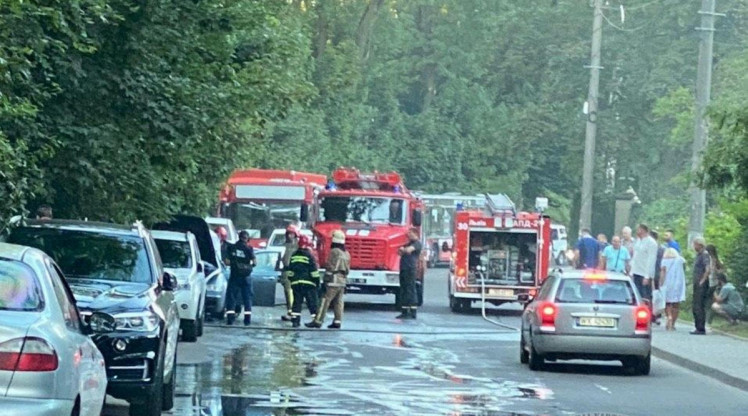 Гори, гори ясно: біля Стрийського парку палав Maserati. Фото: Варта 1. 