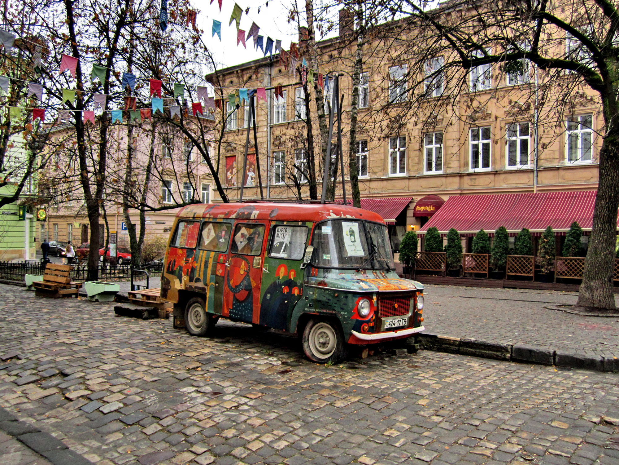 З площі Коліївщини у Львові забрали легендарний хіпі-бус. Фото: uaportal.com. 