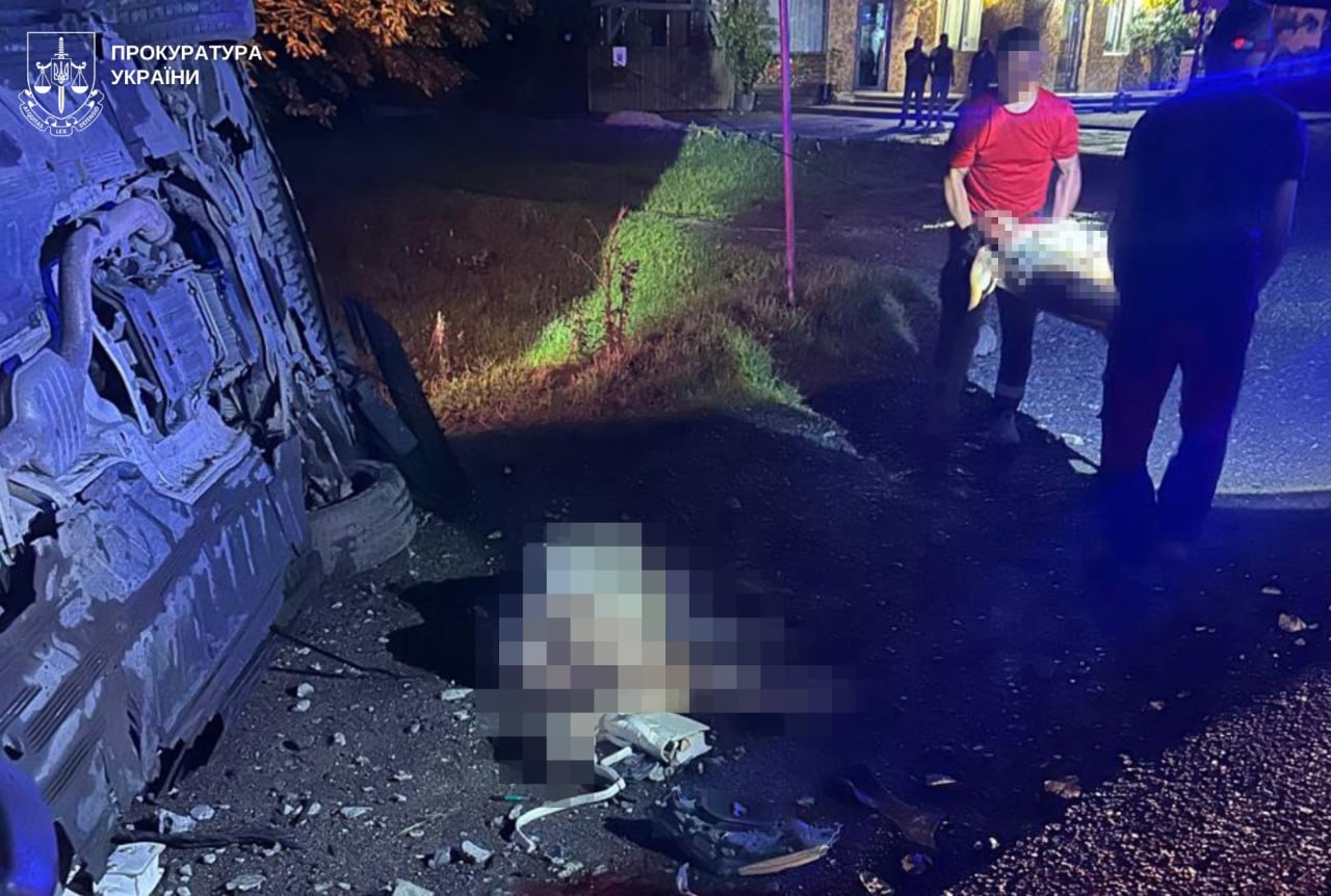 Троє дівчат загинули в аварії у Бродах, двоє їхніх друзів &ndash; у лікарні: фото з місця ДТП.
