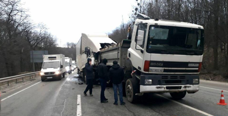 Внаслідок зіткнення двох вантажівок у Давидові загинув чоловік.