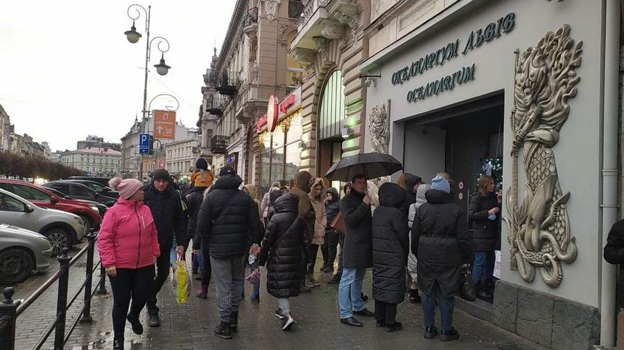 На проспекті Шевченка у Львові виникла довга черга в Океанаріум