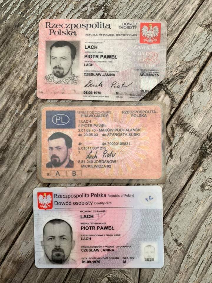 У Львові знайшли схованку з паспортами та посвідченнями. Фото: Ігор Зінкевич. 