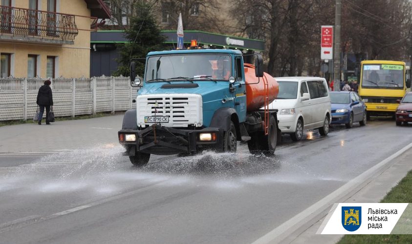 У Давидові дезинфікують вулиці. 