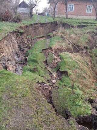 Неспокійна нічка: біля Львова виникло провалля. Фото: ДСНС Львівщини 