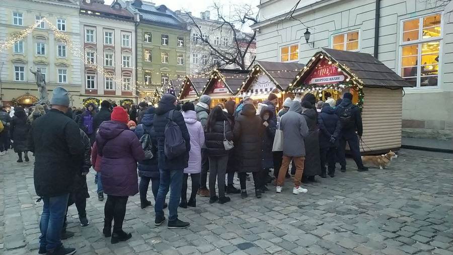 Черга перед хатинокю «Трдло. Кюртош калач» на Різдвяному ярмарку у Львові