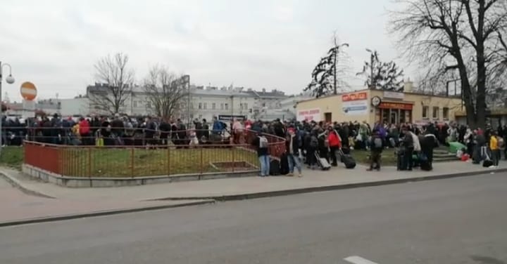 Сотні українців бродили Перемишлем у той час, коли у місті оголошено карантин і місцевих мешканців закликали не виходити з дому. Фото Tomasz Baart/Фейсбук.