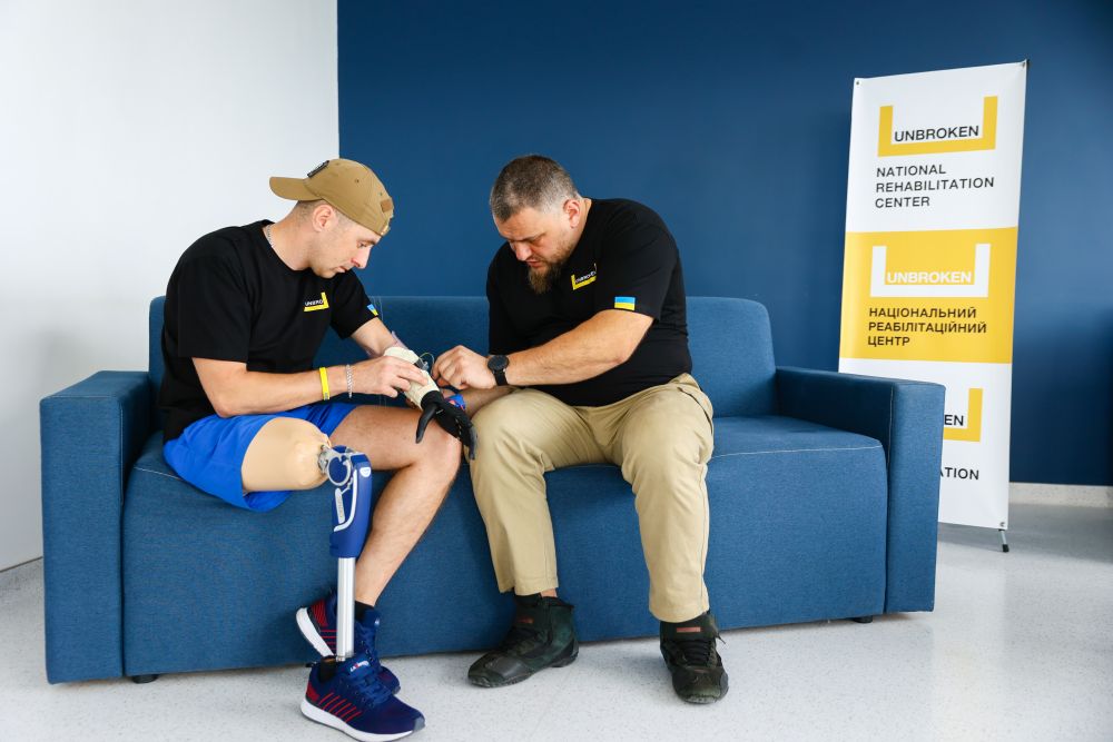 У Львові десантнику встановили перший біонічний протез руки — відео.