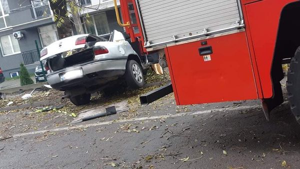 На Левандівці у Львові 32-річний водій в’їхав у дерево та загинув. Фото ДСНС.