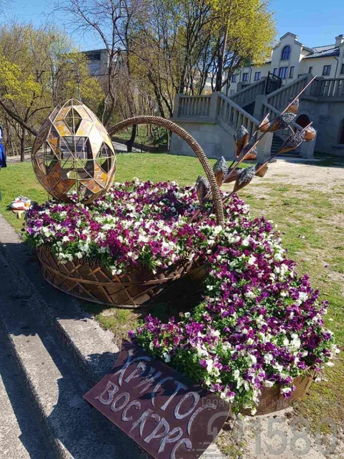 Біля церкви Покрови Пресвятої Богородиці, що у Львові на вулиці Личаківській, 175, встановили композицію &laquo;Пасхальний кошик&raquo;. 