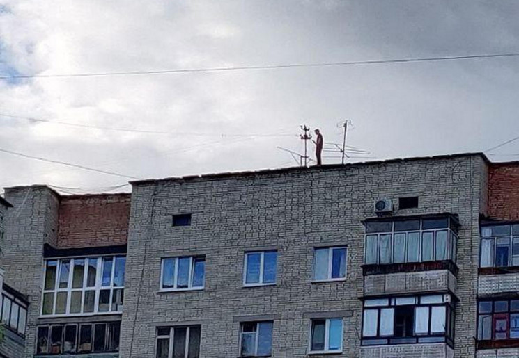 Полоскотав нерви всім: молодий чоловік влаштував променад на даху львівської багатоповерхівки. Фото: Варта 1