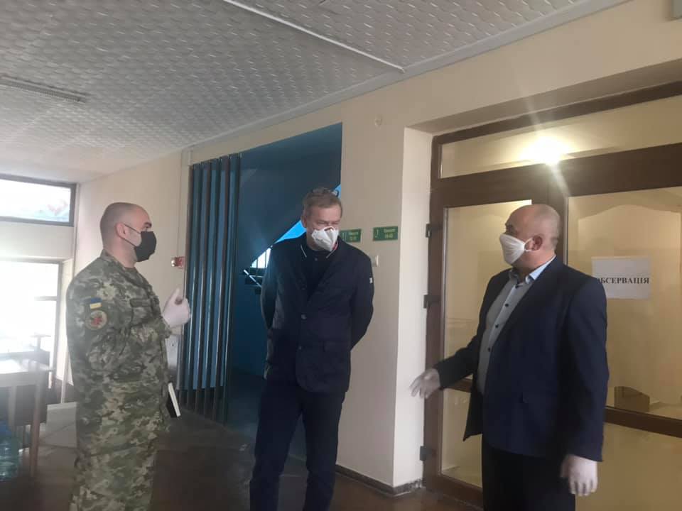 Міський голова Трускавця Андрій Кульчинський оглядає військовий санаторій перед обсервацією. Фото Андрій Кульчинський