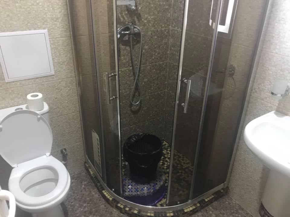 У кожному номері є душ, умивальник і туалет. Фото Андрій Кульчинський.