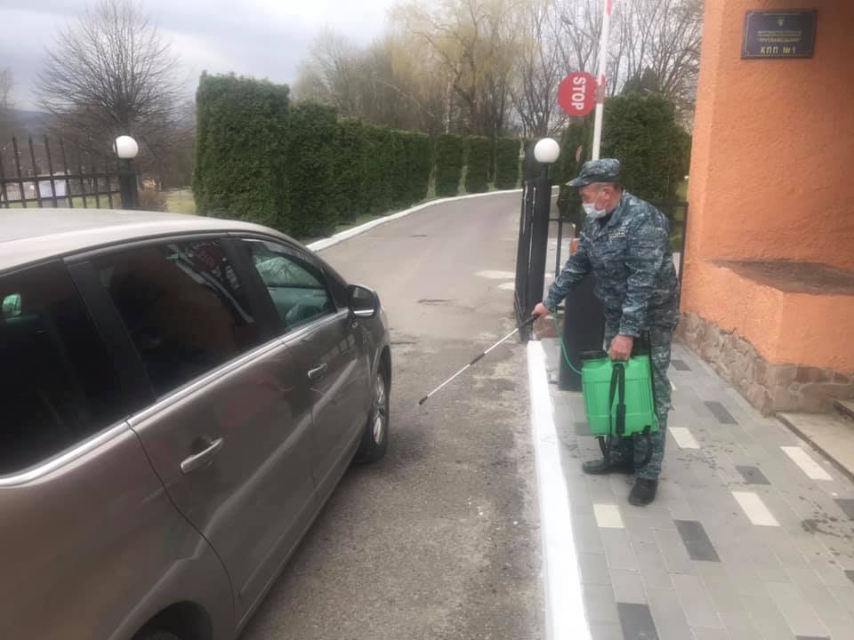 Перед в’їздом на територію санаторію колеса автомобілів обробляють спеціальним розчином. Фото Андрій Кульчинський.