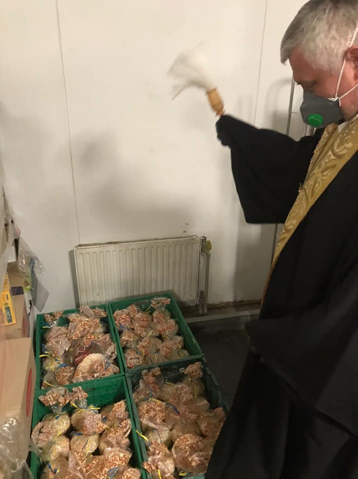 Через впровадження карантину супермаркети і пекарні цьогоріч продаватимуть уже освячені паски. Фото Oleg Grytsyniak. 