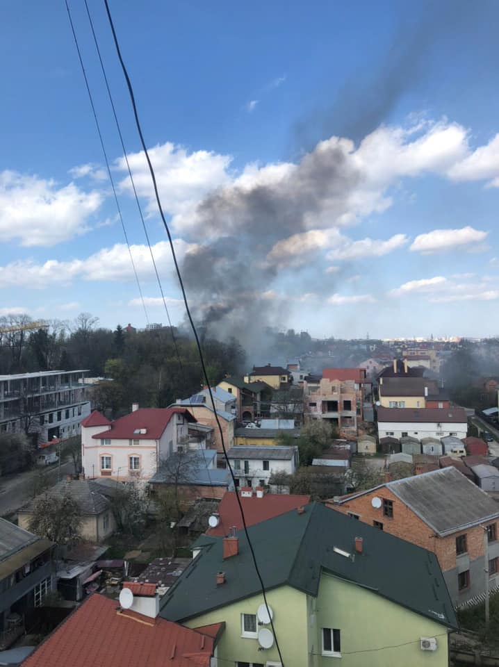 У Львові горить одне з приміщень психіатричної лікарні. Фото Ігор Зінкевич.